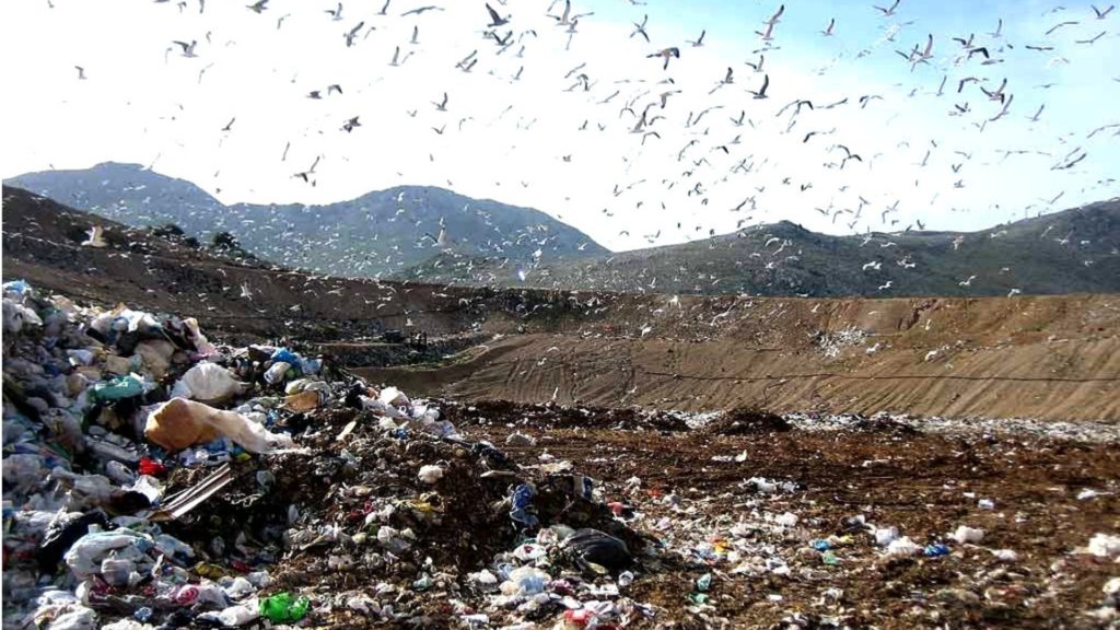 Gestione post-operativa di discarica abusiva e permanenza del reato