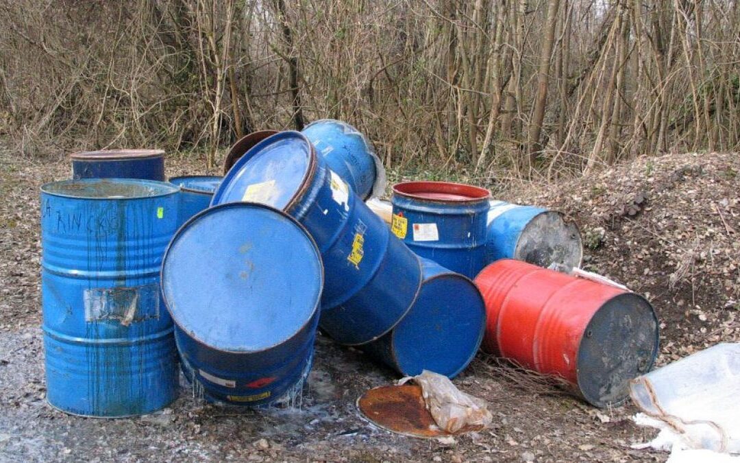 La prova della qualifica di un materiale come rifiuto, gli obblighi del curatore e la gerarchia nella gestione dei rifiuti