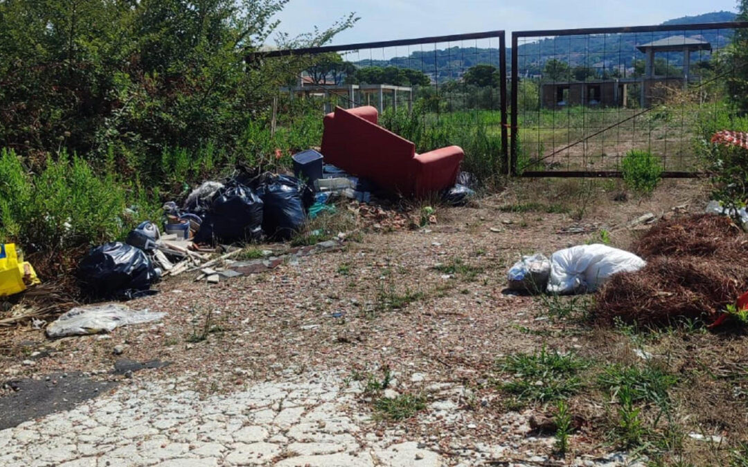 Responsabilità del proprietario del fondo per l’abbandono di rifiuti ad opera di ignoti: rileva anche la tolleranza del fatto altrui?