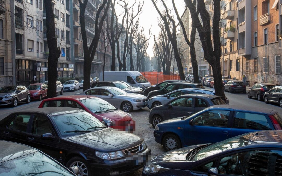 Milano, traffico e sosta irregolare